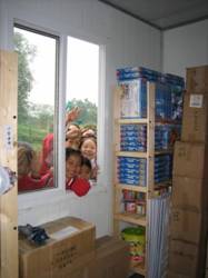 孩子们与新文具.jpg
